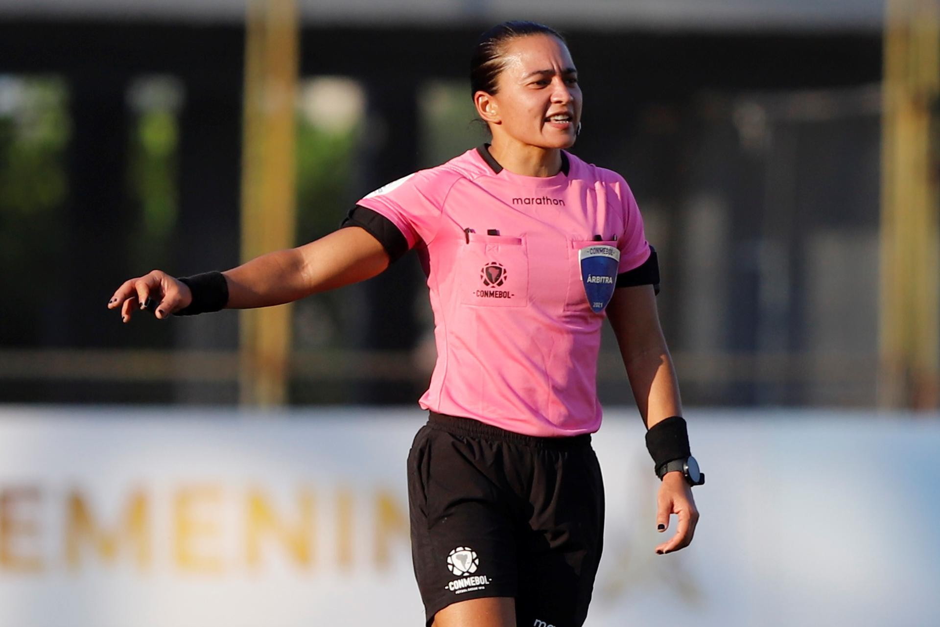 Fotografía de archivo en la que se registró a la árbitra brasileña Edina Alves Batista, durante un partido de la Copa Libertadores Femenina, en el estadio Manuel Ferreira de Asunción (Paraguay). EFE/Nathalia Aguilar 