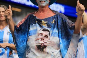 Un fan argentino con camiseta estampada de Lionel Messi reacciona durante Copa América 2024. EFE/EPA/CRISTÓBAL HERRERA-ULASHKEVICH