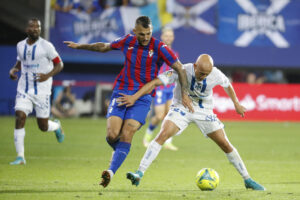 ALT El Alavés ficha al delantero "Stoichkov", procedente del Eibar