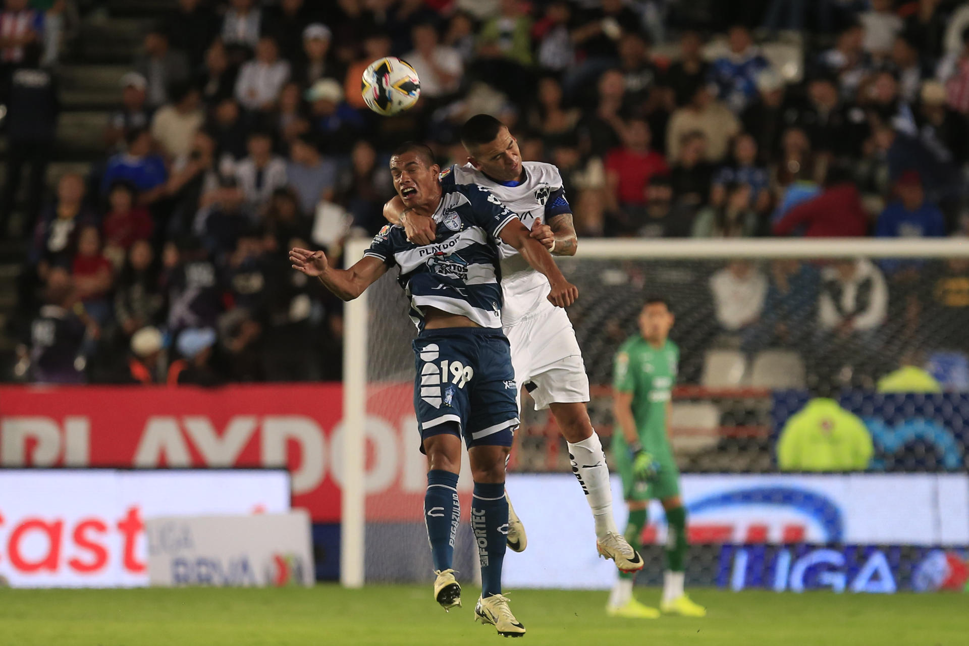 Luis Fernando Puente de Pachuca (i) disputa el balón con Sebastián Ignacio Vegas de Monterrey (d) este domingo en el estadio Hidalgo, durante el partido de la primera jornada del torneo Apertura mexicano. EFE /David Martínez Pelcastre 