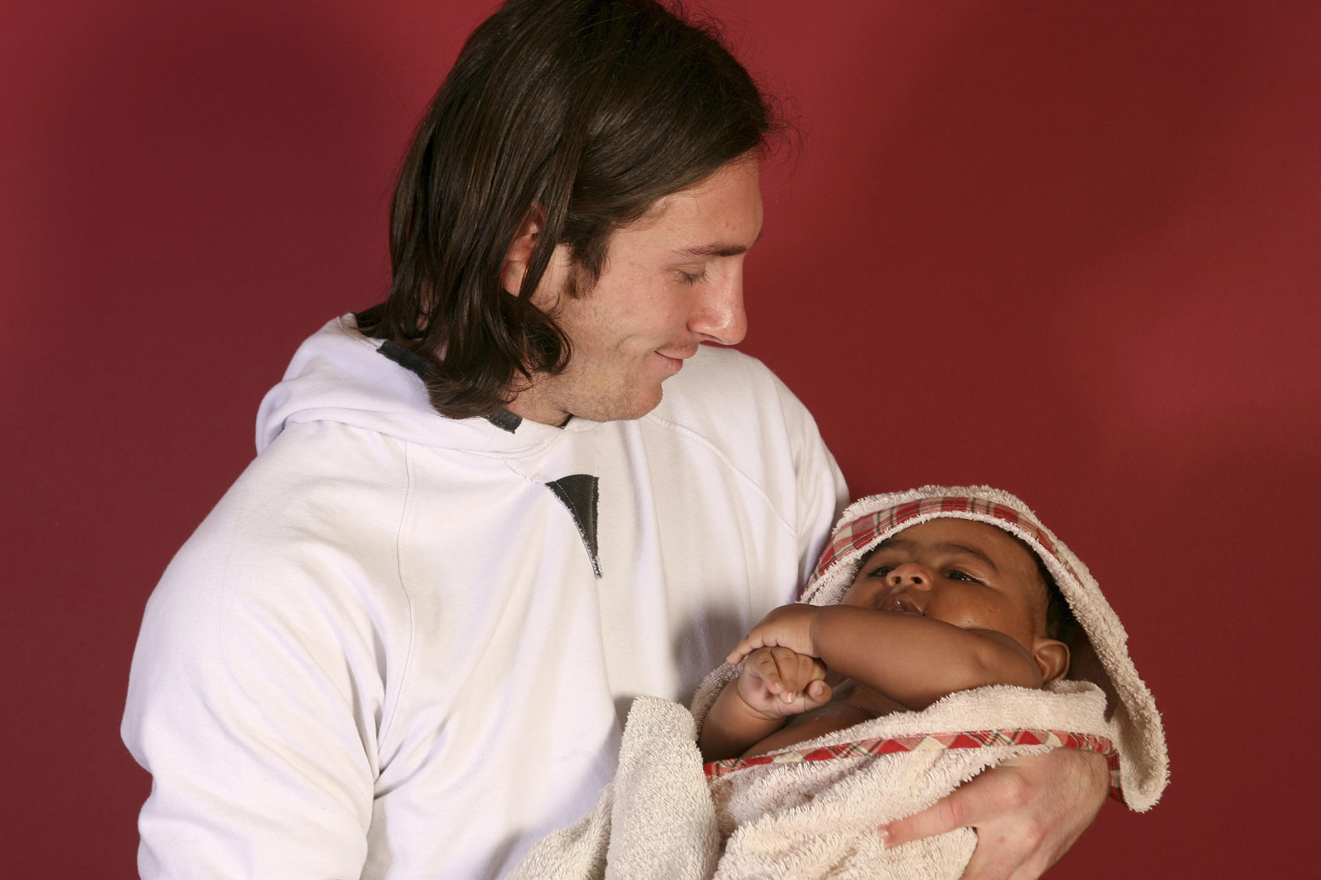 Fotografía realizada por Joan Monfort -colaborador gráfico de AP- de Lionel Messi en 2007 con Lamine Yamal bebé para un calendario benéfico. Messi estaba llevando en brazos a Lamine Yamal, el jugador de la selección de España que ha causado sensación en la EuroCopa de Fútbol. EFE/Joan Monfort 