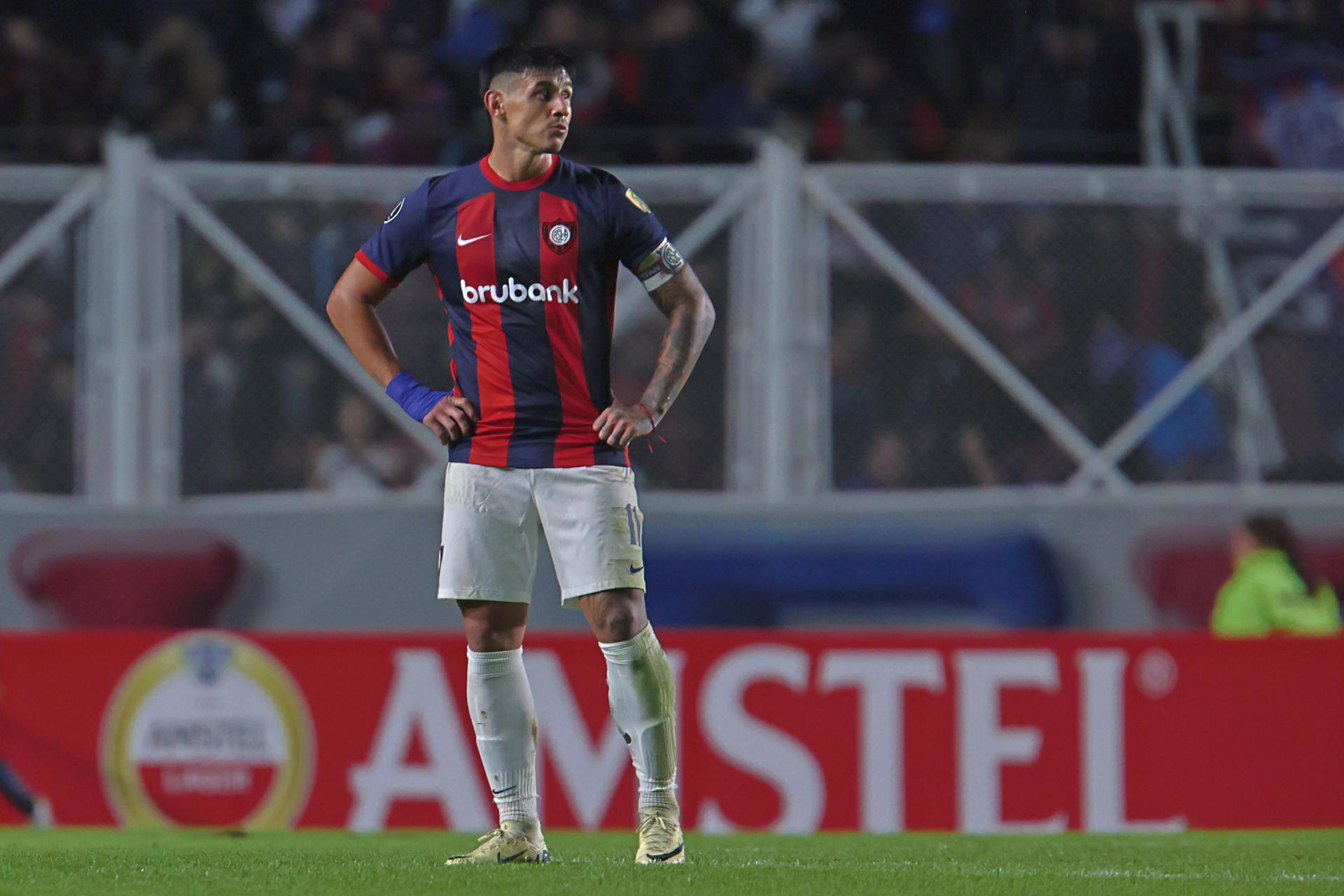 Fotografía de archivo, tomada el pasado 3 de abril, en la que se registró al delantero paraguayo Adam Bareiro, al actuar para el club argentino de fútbol San Lorenzo, en el estadio Pedro Bidegaín de Buenos Aires (Argentina). EFE/Luciano González