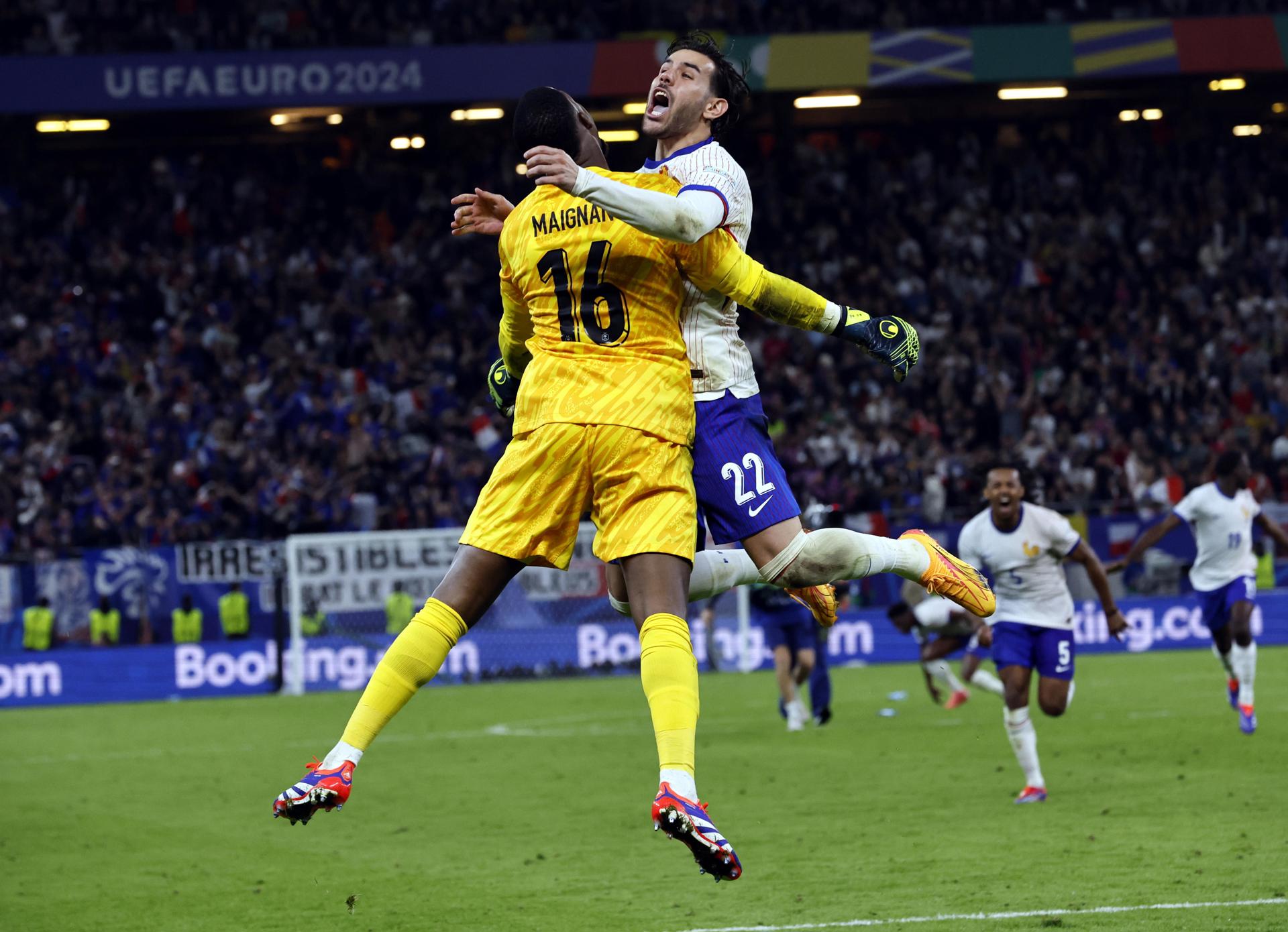 El jugador de Francia Theo Hernandez y el portero Mike Maignan tras el partido de cuartos de la Eurocopa que han jugado Francia y Portugal en Hamburgo, Alemania EFE/EPA/ROBERT GHEMENT 