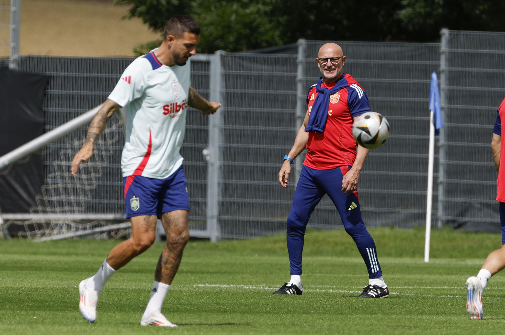El entrenador Luis de la Fuente y el delantero Joselu (i) durante el entrenamiento realizado este jueves. EFE/J.J. Guillén 
