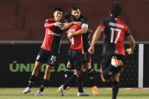 alt Con goles de Cuesta y Cáceres, Melgar es el primero del torneo de fútbol en Perú