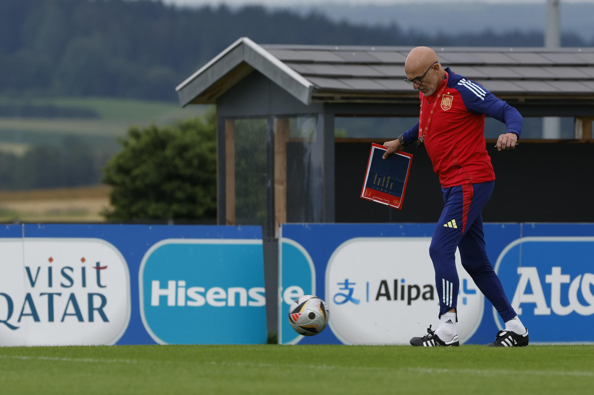 El seleccionador español Luis de la Fuente, durante el entrenamiento realizado en su cuartel general de Donaueschingen, donde el combinado prepara el partido de la final de la Eurocopa 2024 que disputarán ante la selección de Inglaterra en el Olympiastadion de Berlín. EFE/J.J. Guillén 