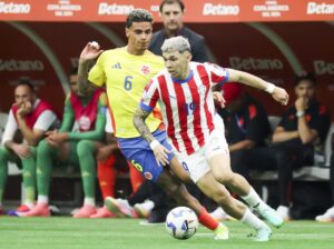 en la imagen el centrocampista colombiano Richard Rios (L) en la Copa América-. EFE/EPA/LESLIE PLAZA JOHNSON