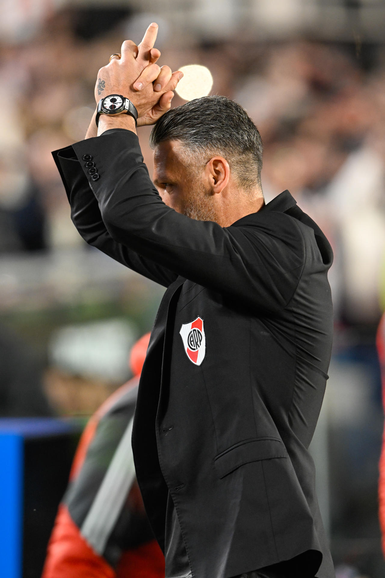 El entrenador de River Plate, Martín Demichelis, saluda a los hinchas en su último partido como DT del equipo, este domingo ante Sarmiento, en el Estadio Monumental, en Buenos Aires (Argentina). EFE/Diego Haliasz 