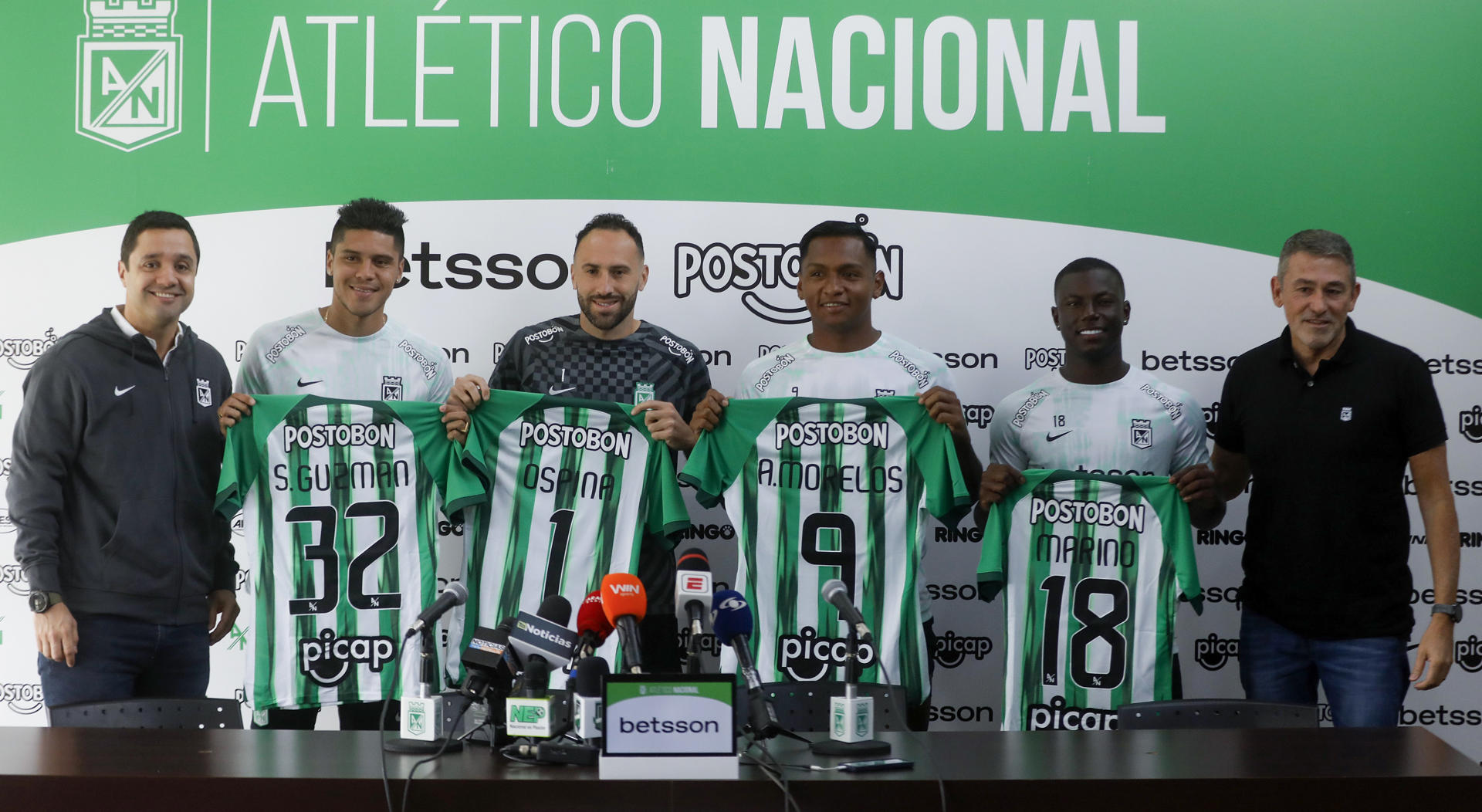 Desde la izquierda, el presidente de Atlético Nacional, Sebastián Arango, los jugadores; Sebastián Guzmán, David Ospina, Alfredo Morelos, Marino Hinestroza; y el director deportivo de Atlético Nacional, Gustavo Fermani posan durante una rueda de prensa, este lunes, en la sede deportiva del equipo en Guarne (Colombia).EFE/ Luis Eduardo Noriega Arboleda