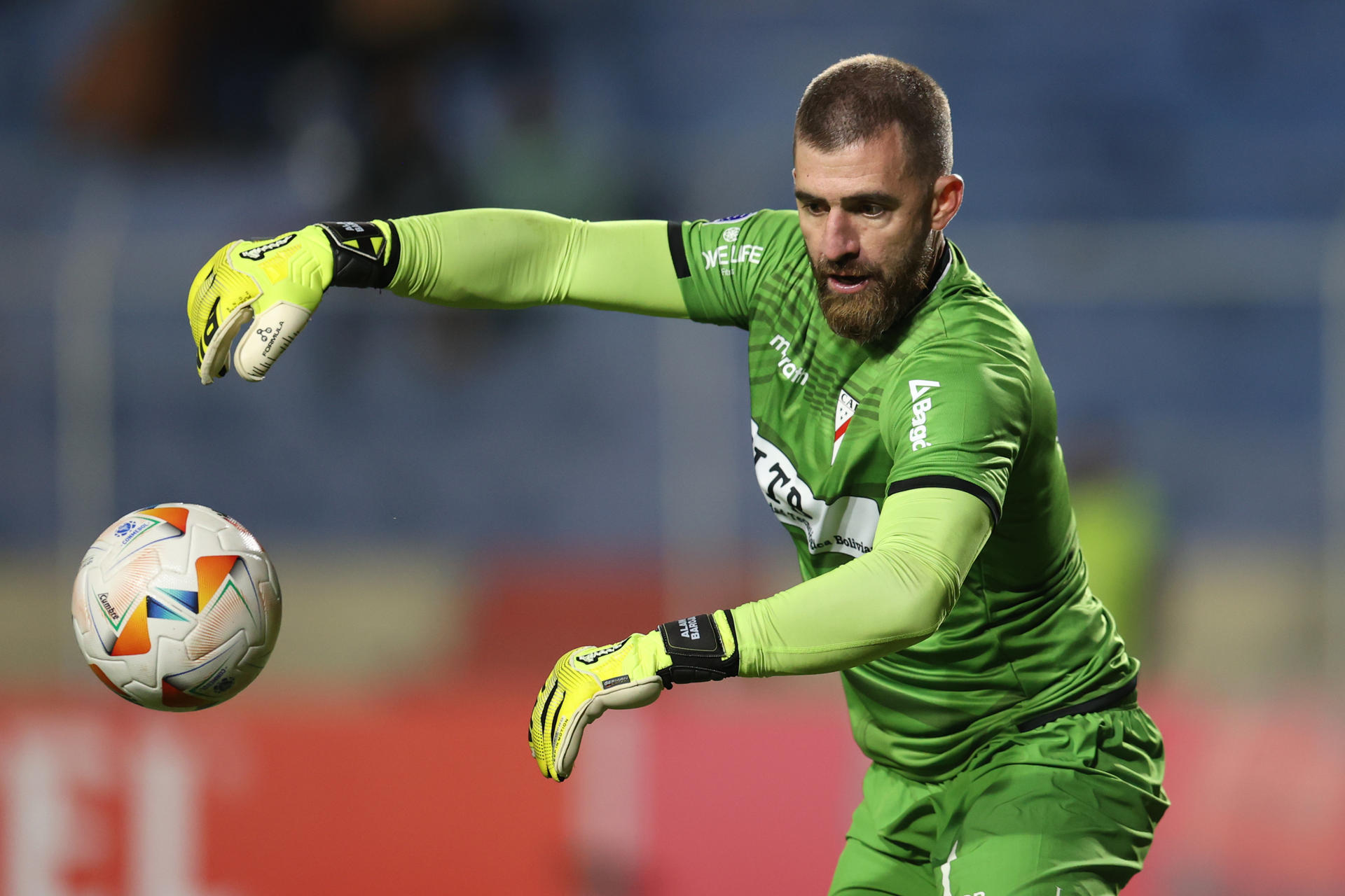 Alain Baroja, (d) de Always, controla un balón en una acción del partido ante Liga de Quito por el pase a los octavos de final de la Copa Sudamericana. EFE/ Luis Gandarillas