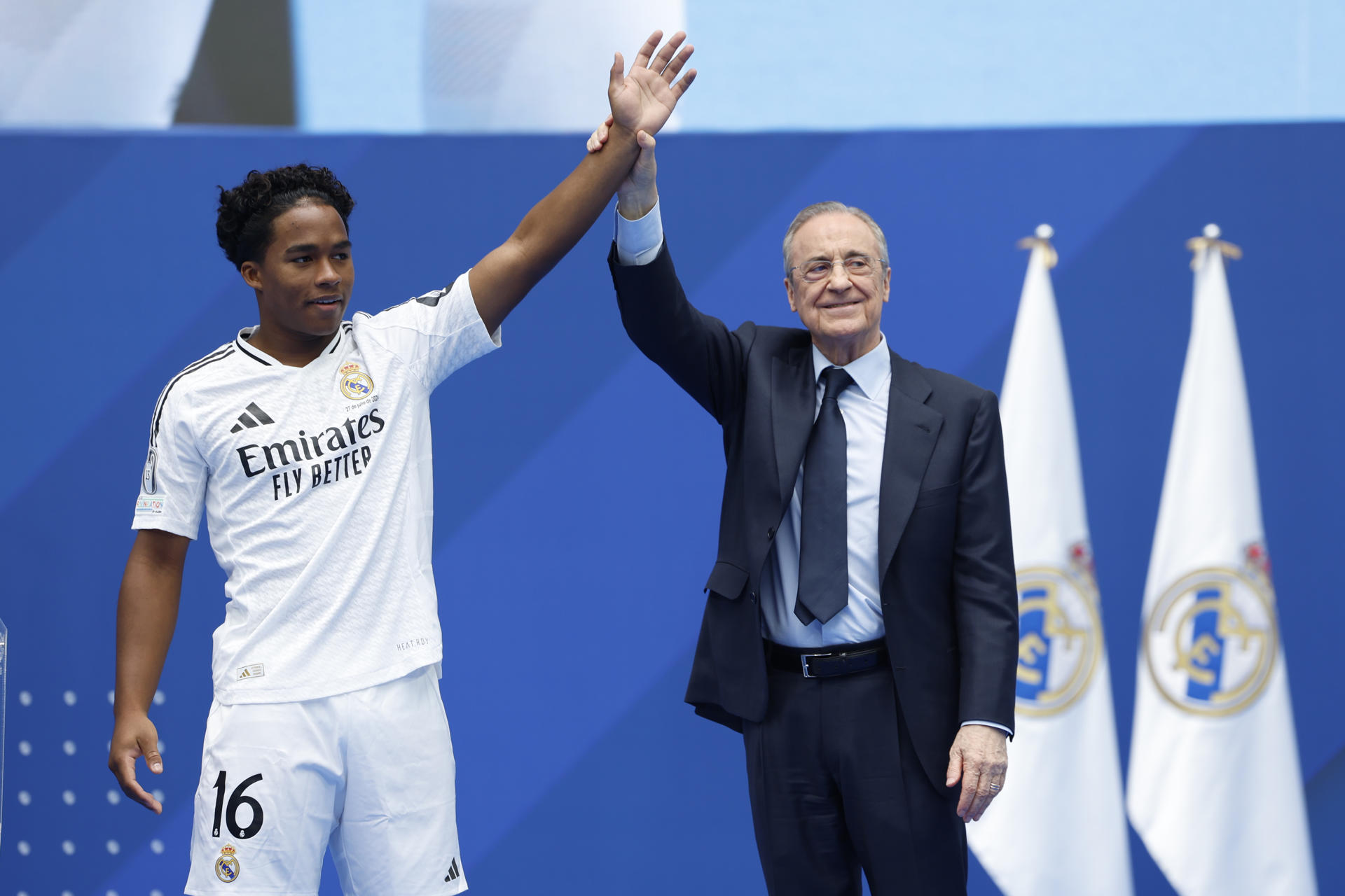 El brasileño Endrick firma su contrato como jugador del Real Madrid
