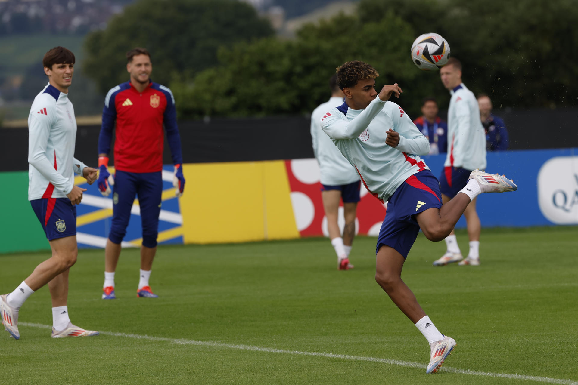 El delantero de la selección española Laamine Yamal (d), durante el entrenamiento realizado en su cuartel general de Donaueschingen, donde el combinado prepara el partido de la final de la Eurocopa 2024 que disputarán ante la selección de Inglaterra en el Olympiastadion de Berlín. EFE/J.J. Guillén 