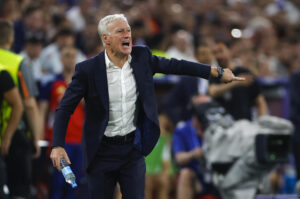 alt La eliminación presiona a Deschamps