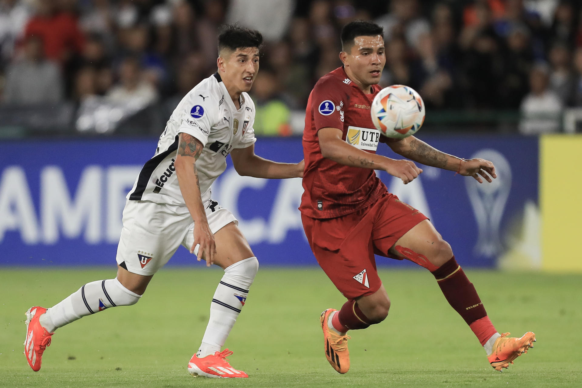 Fernando Cornejo Miranda (i) de Liga de Quito disputa un balón con Héctor Cuellar de Always Ready en un partido por los 'playoffs' de la Copa Sudamericana. EFE/José Jácome 