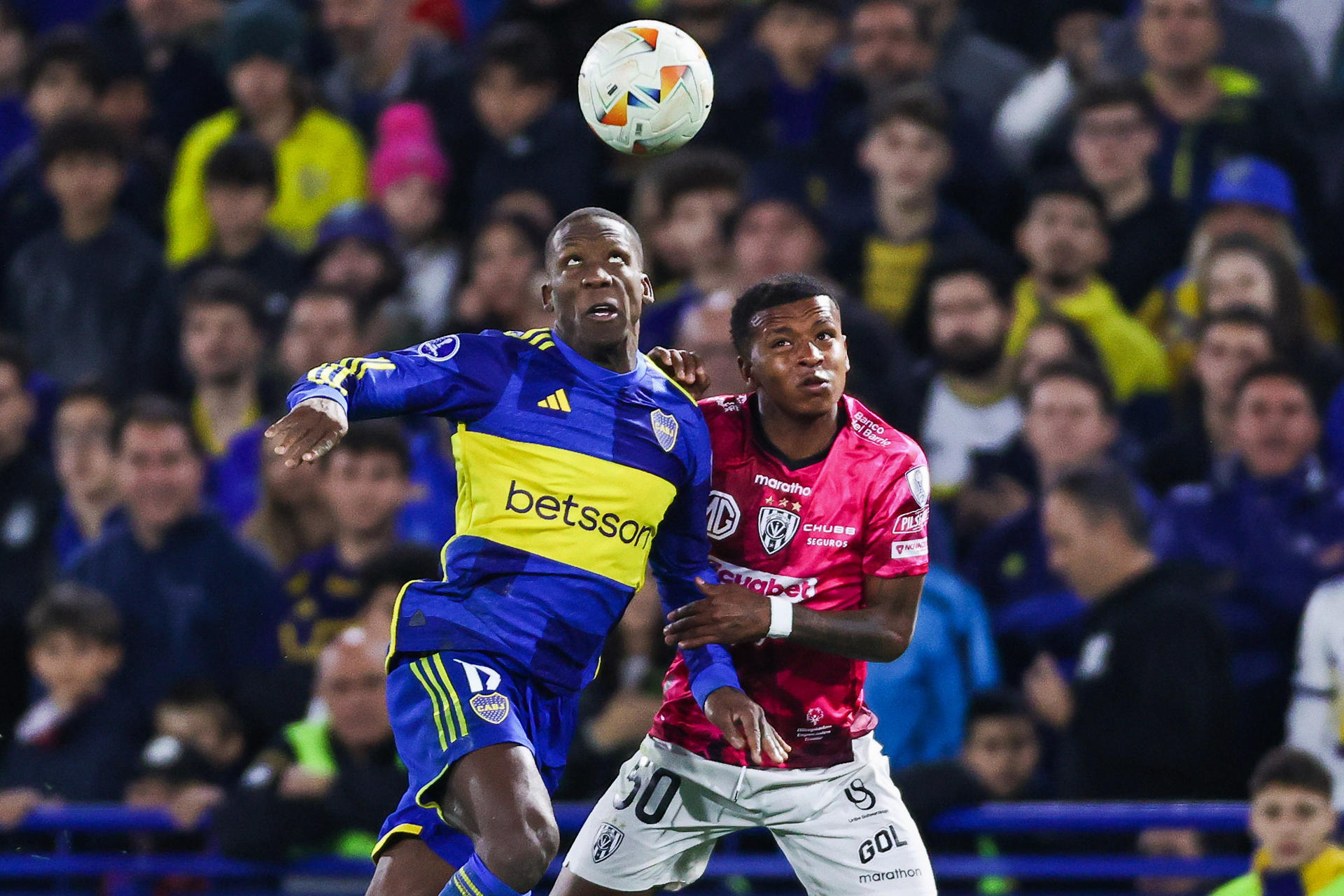 Luis Advíncula (i) de Boca disputa un balón con Keny Arroyo de Independiente por la Copa Sudamericana en el estadio La Bombonera en Buenos Aires (Argentina). EFE/ Juan Ignacio Roncoroni 