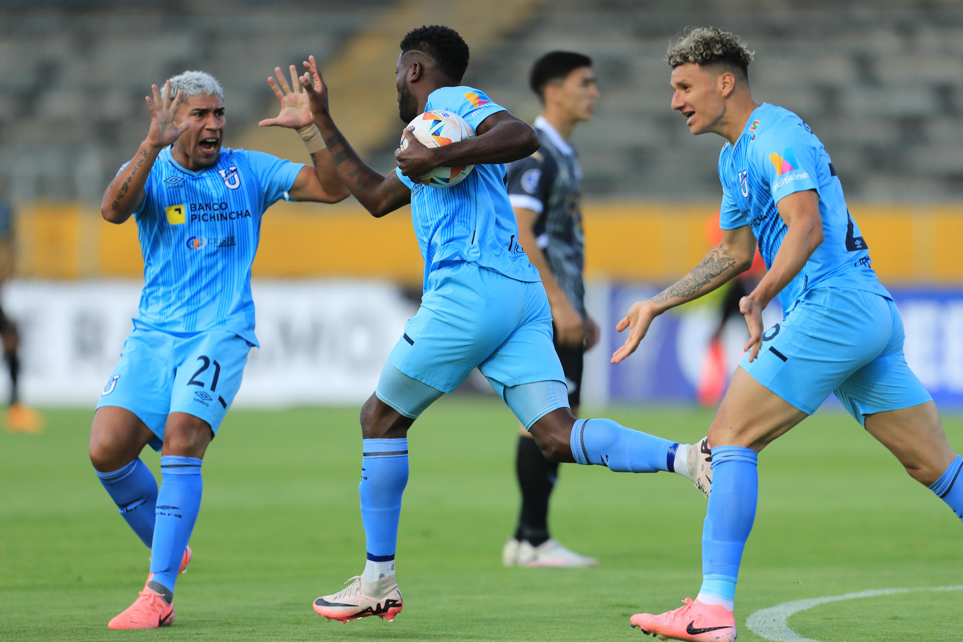 El panameño José Fajardo (c), delantero de la Universidad Católica de Ecuador, fue registrado este miércoles, 24 de julio, al celebrar, con un par de compañeros, un gol que le anotó al club Libertad de Paraguay, durante el partido de vuelta de esta llave de los 'playoff' por un cupo a los octavos de final de la Copa Sudamericana, en el estadio Olímpico Atahualpa de Quito (Ecuador). EFE/José Jácome 