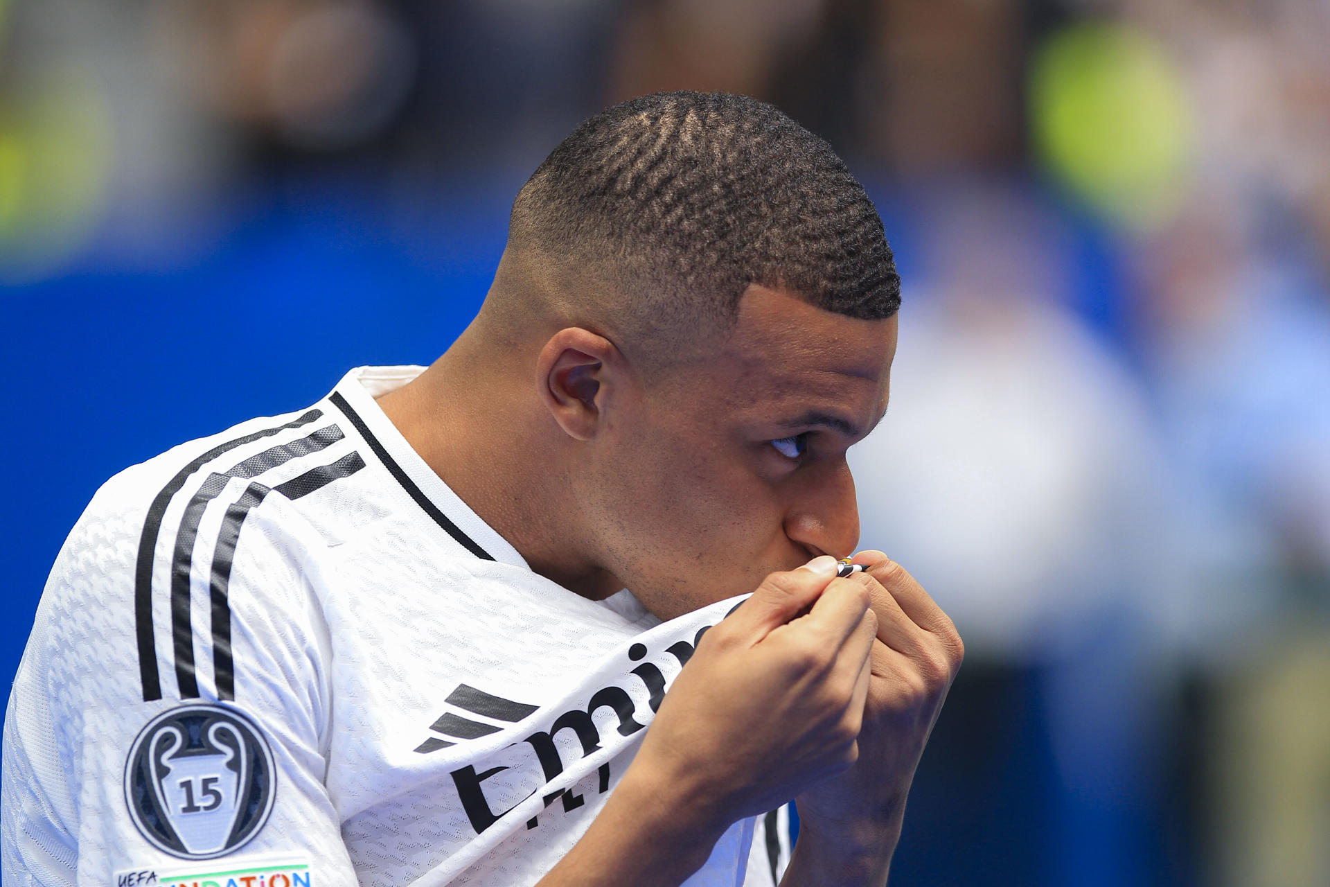atl Mbappé desata la locura en su presentación: besos al escudo y un “¡Hala Madrid!”