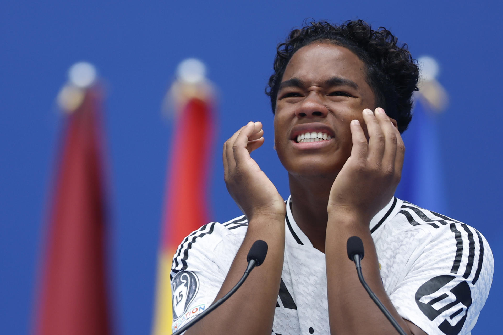 El delantero brasileño Endrick durante su presentación como nuevo jugador del Real Madrid, en el estadio Santiago Bernabéu. EFE/ Mariscal 
