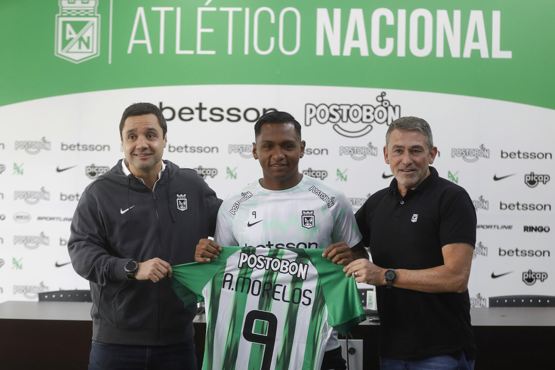 El presidente de Atlético Nacional Sebastián Arango (i), el delantero Alfredo Morelos (c), y el director deportivo de Atlético Nacional, Gustavo Fermani, posan durante la presentación del nuevo jugador de Atlético Nacional, este lunes, en la sede deportiva del equipo en Guarne (Colombia). EFE/ Luis Eduardo Noriega Arboleda