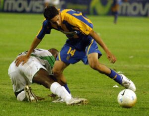 Fotografía de archivo, tomada en febrero de 2006, en la que se registró al atacante argentino Ángel Di Maria (d), al actuar para el club de fútbol de su país Rosario Central, durante un partido de la Copa Libertadores. EFE/Edgar Domínguez