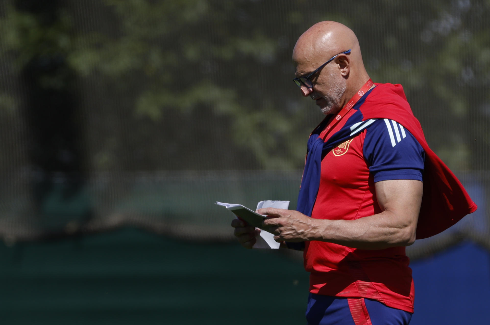 El seleccionador nacional Luis de la Fuente durante el entrenamiento del combinado en Donaueschingen (Alemania), en la víspera de su partido de semifinales de UEFA Eurocopa 2024 contra Francia. EFE/ J.J. Guillen 