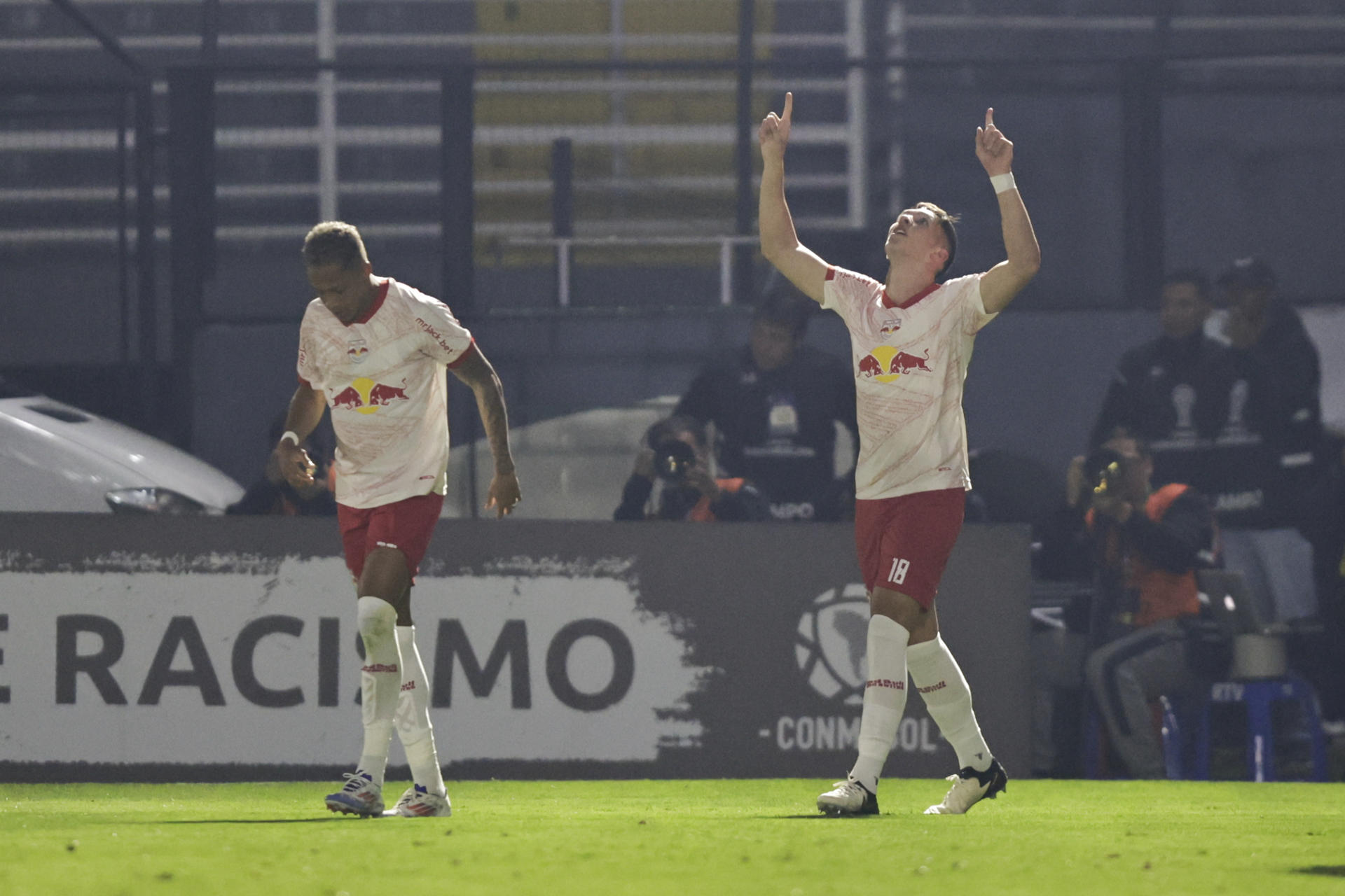 Thiago Borbas (d), del Bragantino de Brasil, fue registrado este miércoles, 24 de julio, al celebrar un gol que le anotó al Barcelona de Ecuador, durante el partido de vuelta de esta llave de 'playoff' por un cupo en los octavos de fina de la Copa Sudamericana, en el estadio Nabi Abi Chedid de Braganca Paulista (Brasil). EFE/Isaac Fontana 