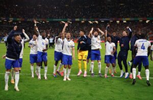Los jugadores franceses celebran la clasificación para las semifinales de la Eurocopa tras ganar a Portugal. EFE/EPA/CLEMENS BILAN