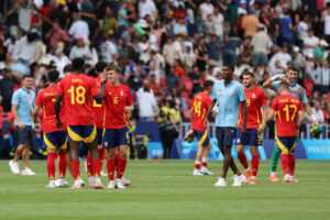 alt España salva el debut con lo justo