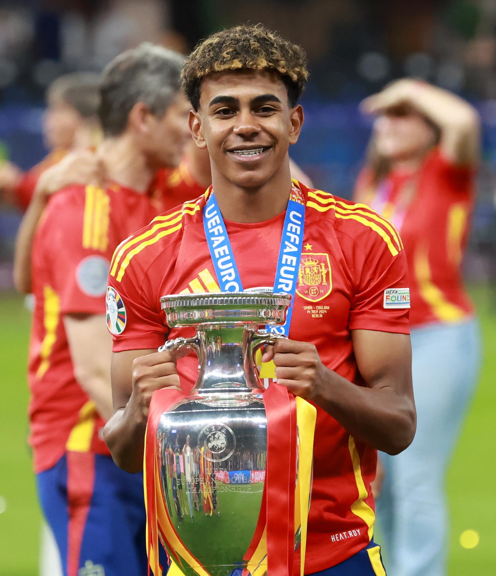 El español Lamine Yamal tras el encuentro correspondiente a la final de la Eurocopa que disputaron Inglaterra en el Estadio Olímpico de Berlín EFE/EPA/CLEMENS BILAN 