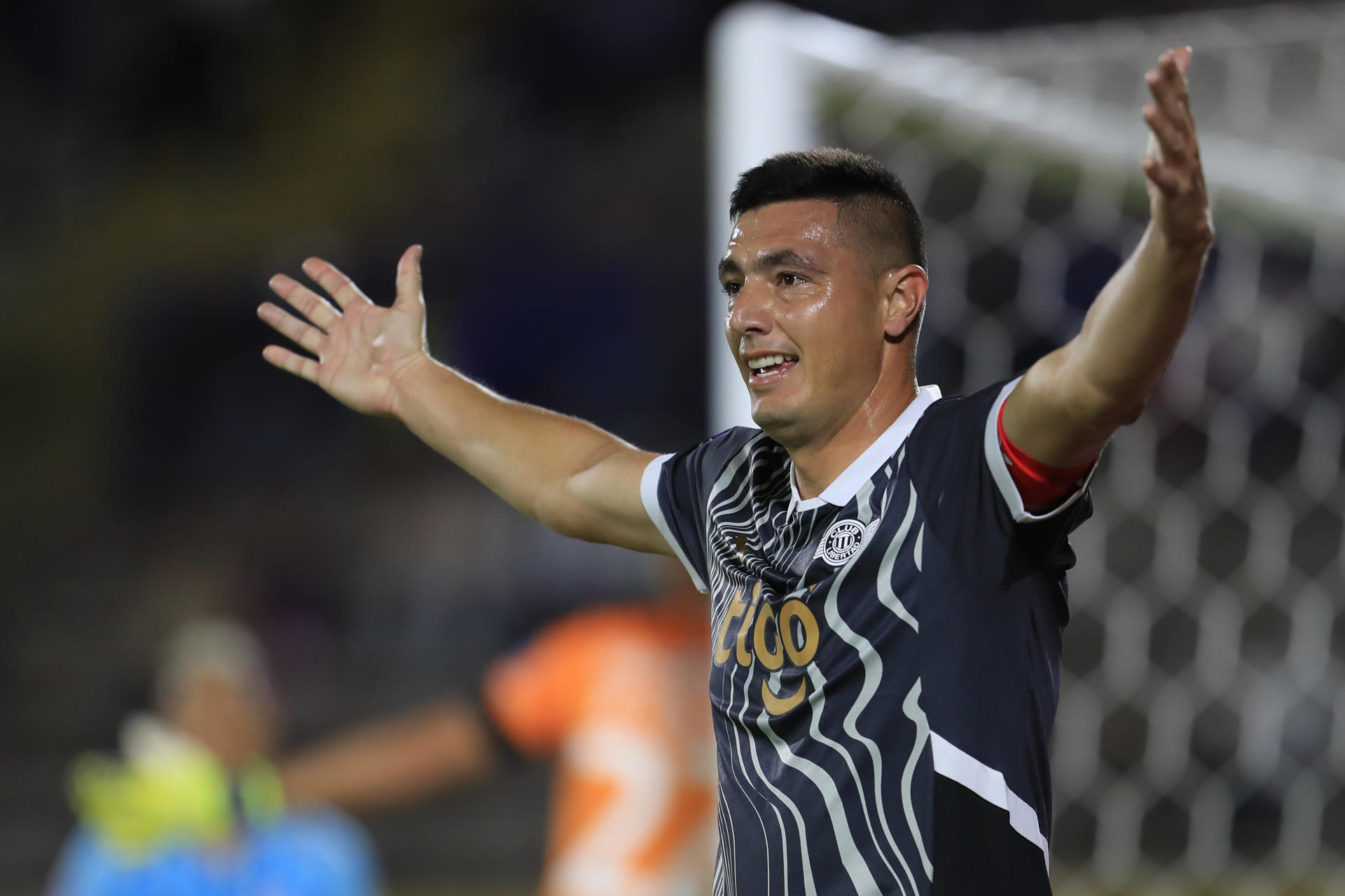 Óscar Cardozo, delantero del Libertad de Paraguay, fue registrado este miércoles, 24 de julio, al celebrar un gol que le anotó a la Universidad Católica de Ecuador, durante el partido de vuelta de esta llave de los 'playoff' por un cupo a los octavos de final de la Copa Sudamericana, en el estadio Olímpico Atahualpa de Quito (Ecuador). EFE/José Jácome 