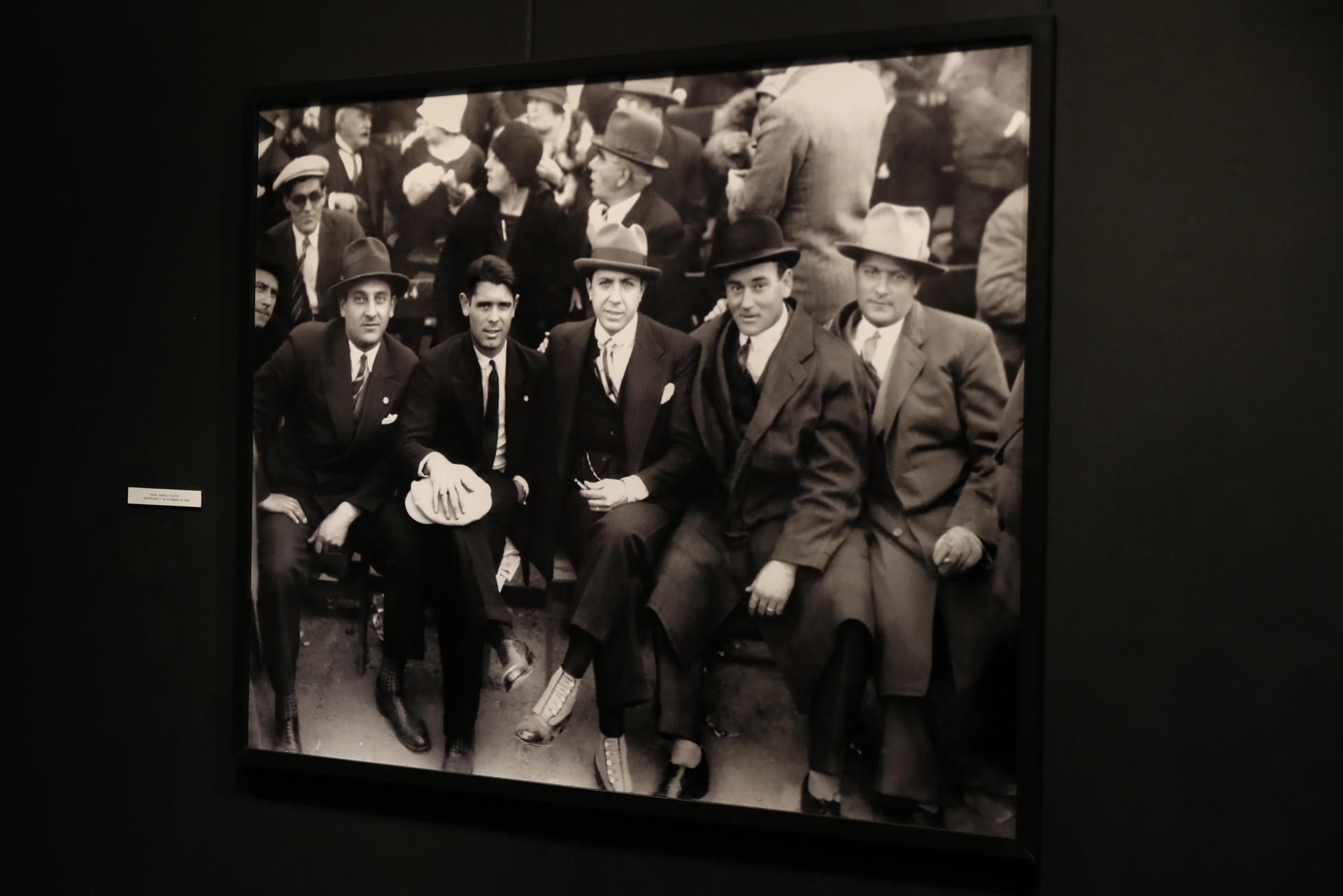 El cantante de tango Carlos Gardel (c) posa junto al portero del FC Barcelona Franz Platko y más jugadores en una fotografía de 1928 expuesta en la muestra 'Gardel, socio de honor del Barça', el 4 de julio de 2024 en el Museo de Historia del Arte (Muhar) de Montevideo (Uruguay). EFE/ Alejandro Prieto