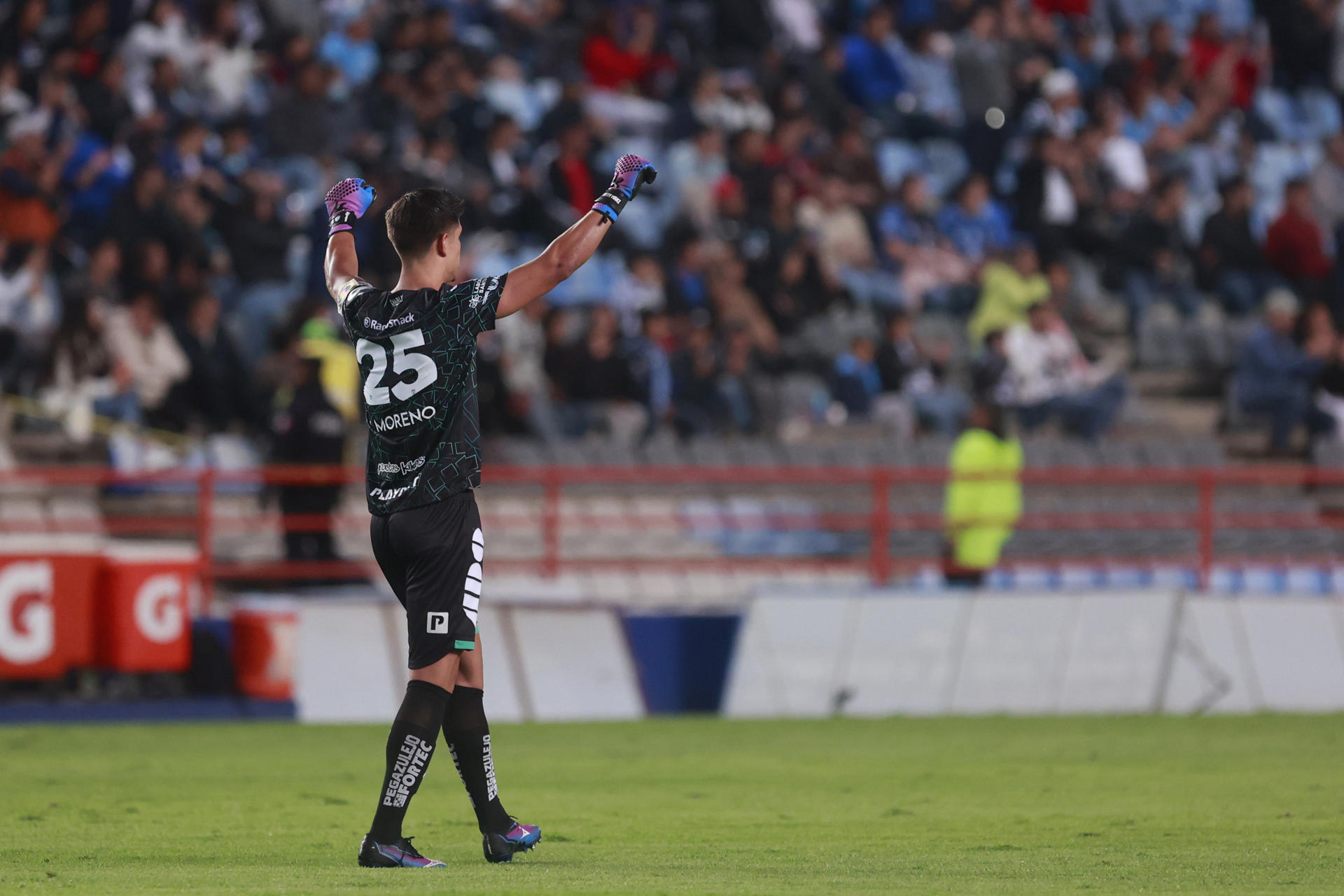 Carlos Moreno de Pachuca festeja un gol contra San Luis este martes, durante el partido de la jornada 3 del torneo Apertura 2024 del fútbol mexicano, celebrado en el estadio Hidalgo de Pachuca (México). EFE/ David Martínez Pelcastre 