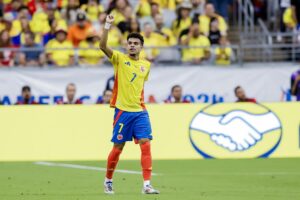 alt 'Lucho' contra el 'Dibu': un ardiente cara a cara en la línea de gol