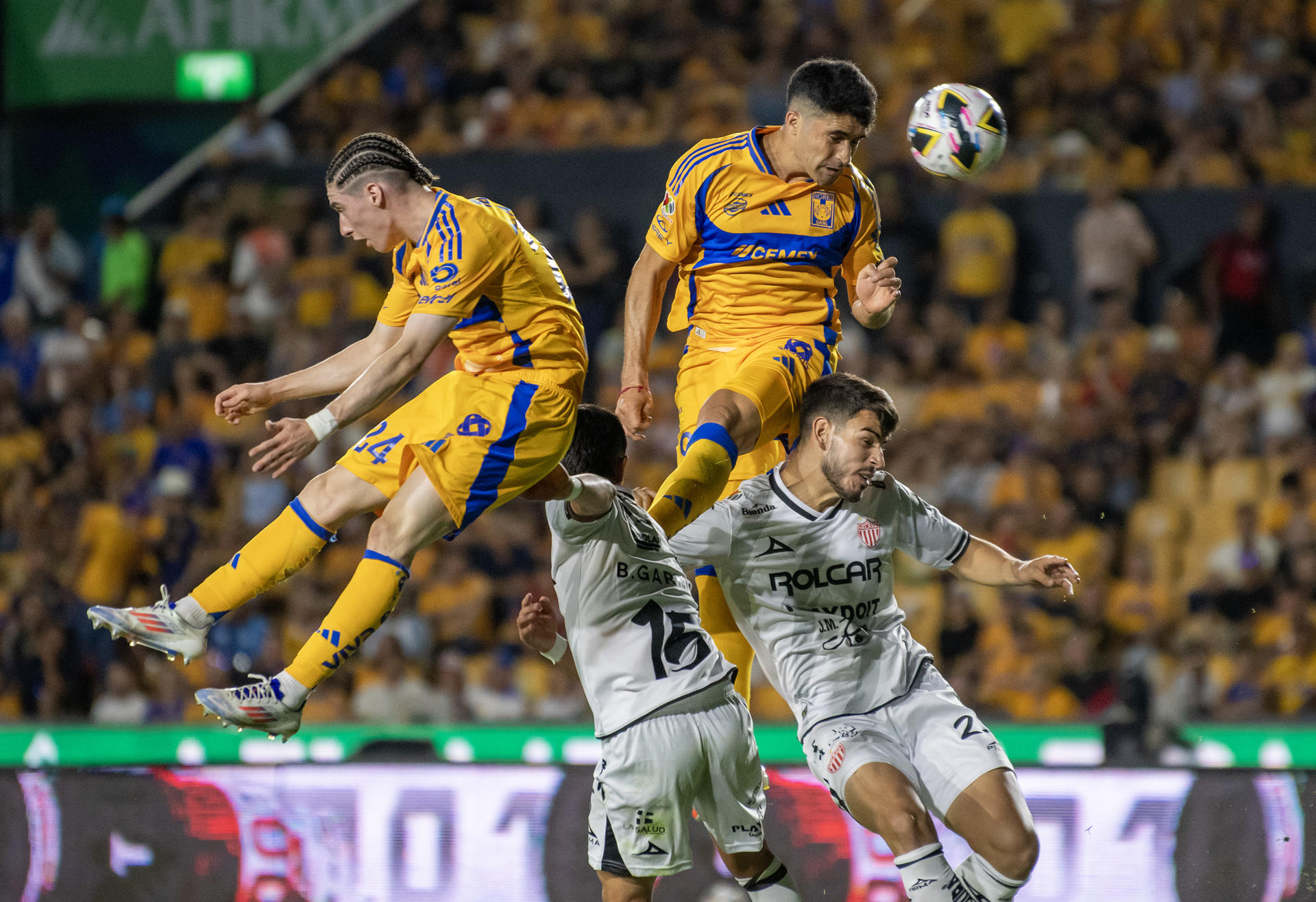 Marcelo Flores (arriba -i) y Nicolas Ibañez (arriba-d) de Tigres disputan el balón con Brayan Garnica (abajo-i) y Emilio Martinez (abajo-d) de Necaxa durante un partido correspondiente a la jornada una del Torneo Apertura 2024. EFE/Miguel Sierra