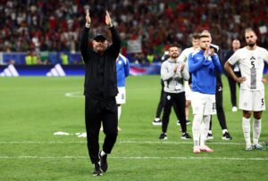 El entrenador Matjaz Kek, de Eslovenia, aplaude a la afición tras perder en la tanda de penaltis ante Portugal en los octavos de final de la Eurocopa 2024. EFE/EPA/ANNA SZILAGYI