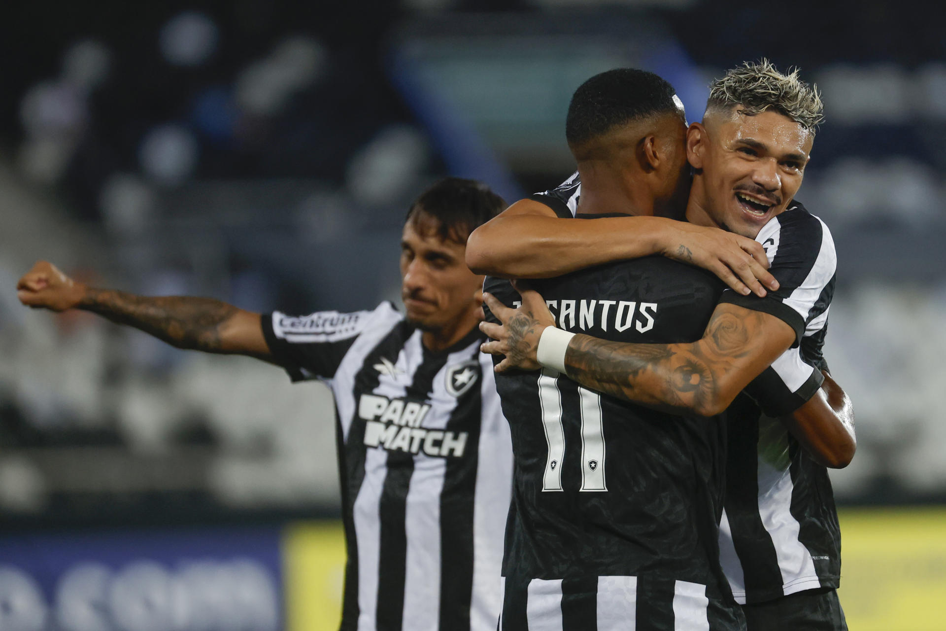Botafogo mantiene el liderato del fútbol en Brasil, con Palmeiras y Flamengo al acoso