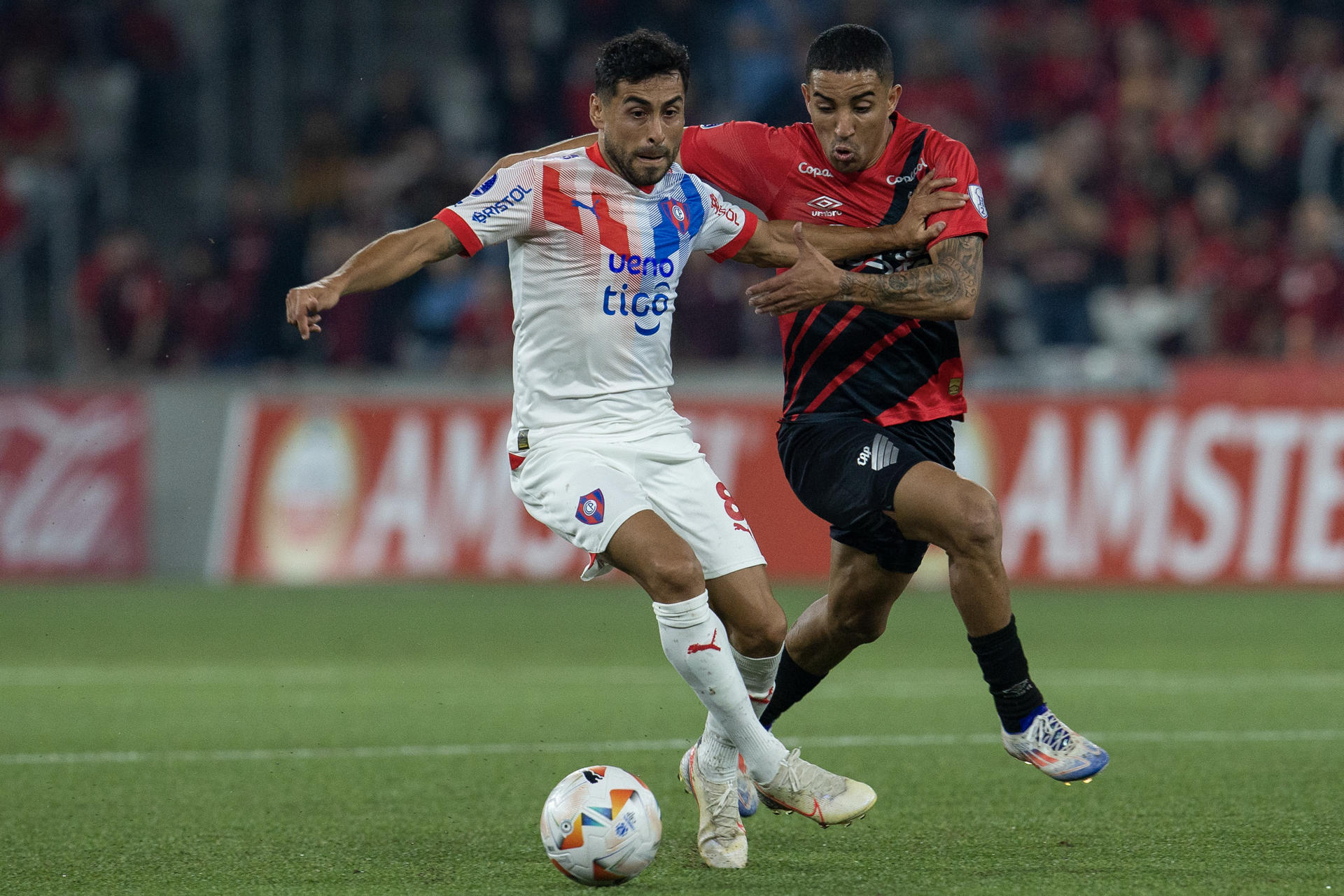 Christian (d) de Paranense disputa un balón con Federico Carrizo de Cerro en un partido por la clasificación a los octavos de final de la Copa Sudamericana. EFE/ Hedeson Alves