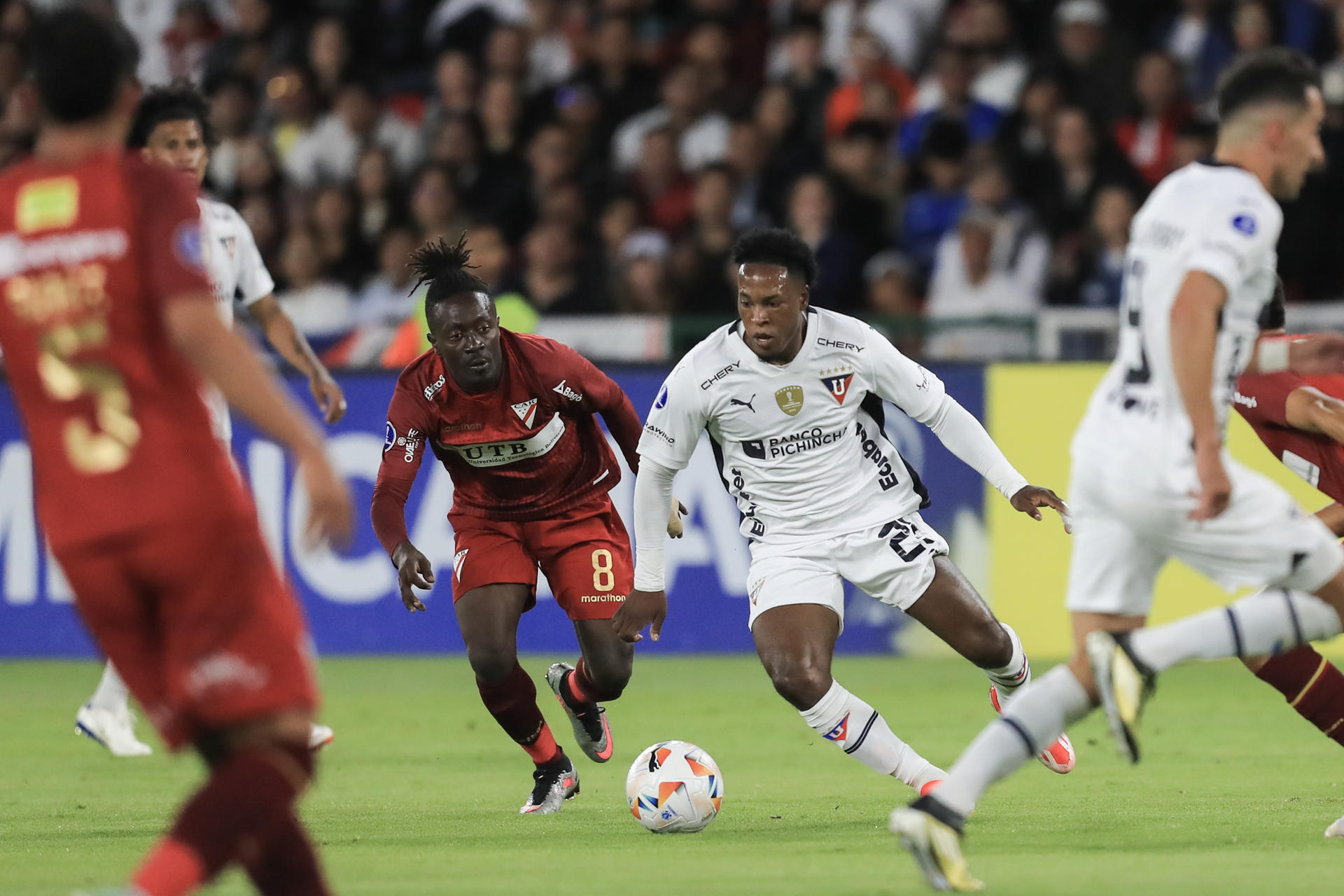 Jhojan Julio (d) de Liga de Quito disputa un balón con Karl Mboudou de Always Ready en un partido por los 'playoffs' de la Copa Sudamericana. EFE/José Jácome 