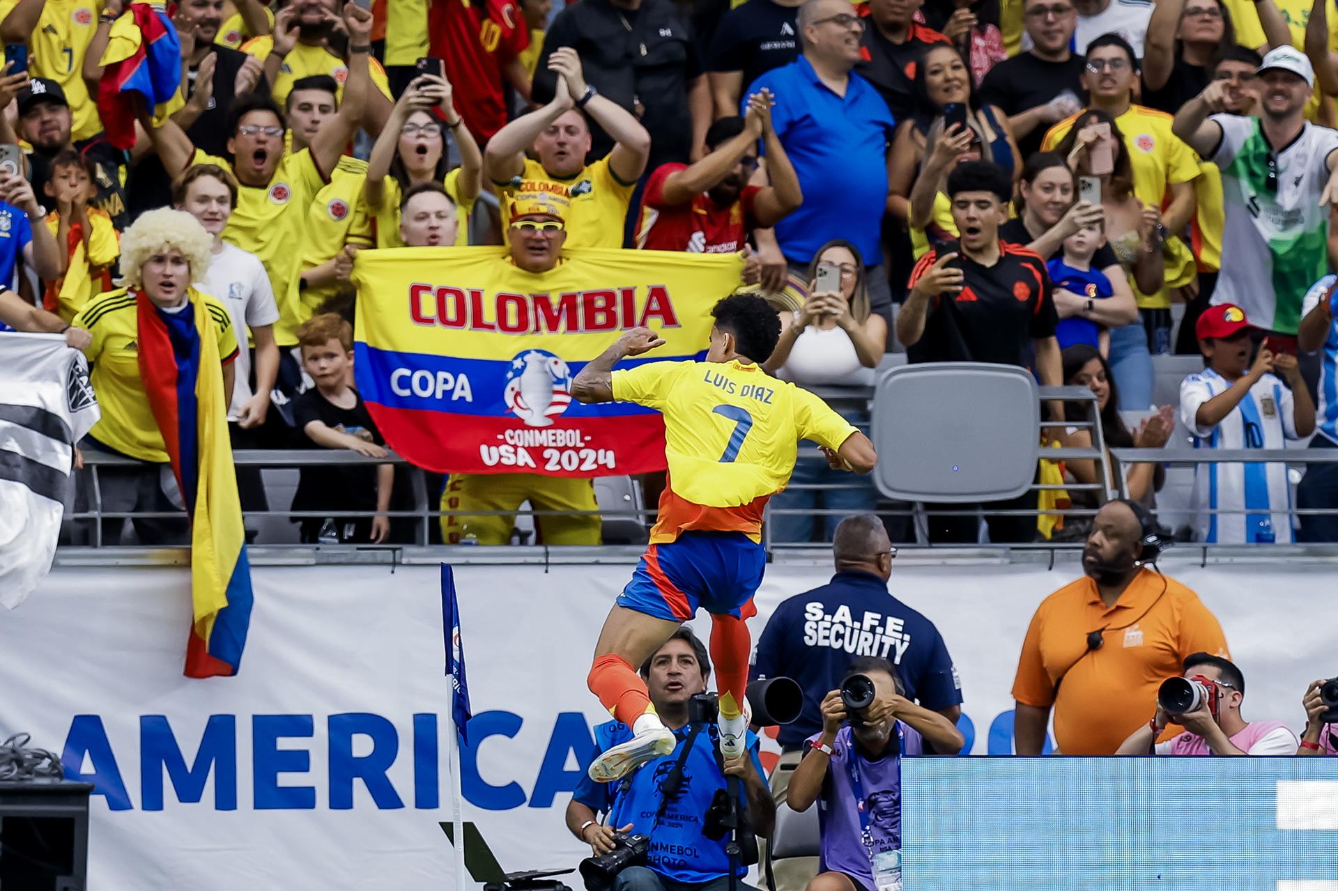 El delantero Luis Díaz es uno de los símbolos de la solidez ofensiva de la selección de Colombia, que el 6 de julio extendió en Glendale (Arizona) un invicto que ya dura 27 partidos. EFE/EPA/John G. Mabanglo 