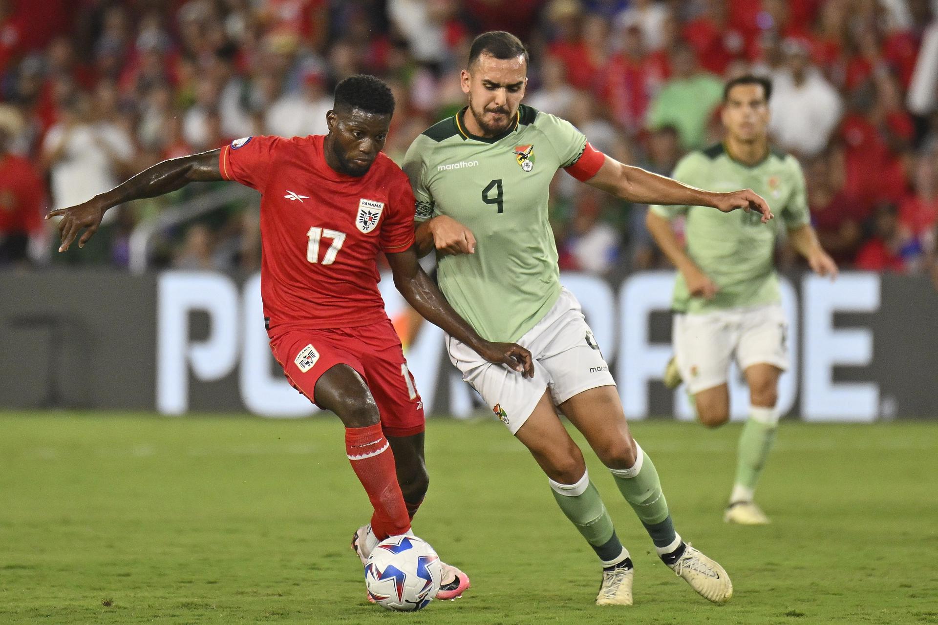 El delantero panameño José Fajardo (i) fue registrado el pasado 1 de julio al disputar un balón con el defensa central y capitán de Bolivia, Luis Haquín, durante un partido del grupo C de la Copa América 2024, en el estadio Intre&Co de Orlando (Florida, EE.UU.). EFE/Miguel Rodríguez 