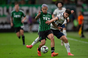 Daniel Pereira, (i) del Austin, lucha por el balón este viernes, en un partido de la Leagues Cup ante el mexicano Pumas en el estadio Q2 en Austin (EE.UU.). EFE/ Carlos Ramírez