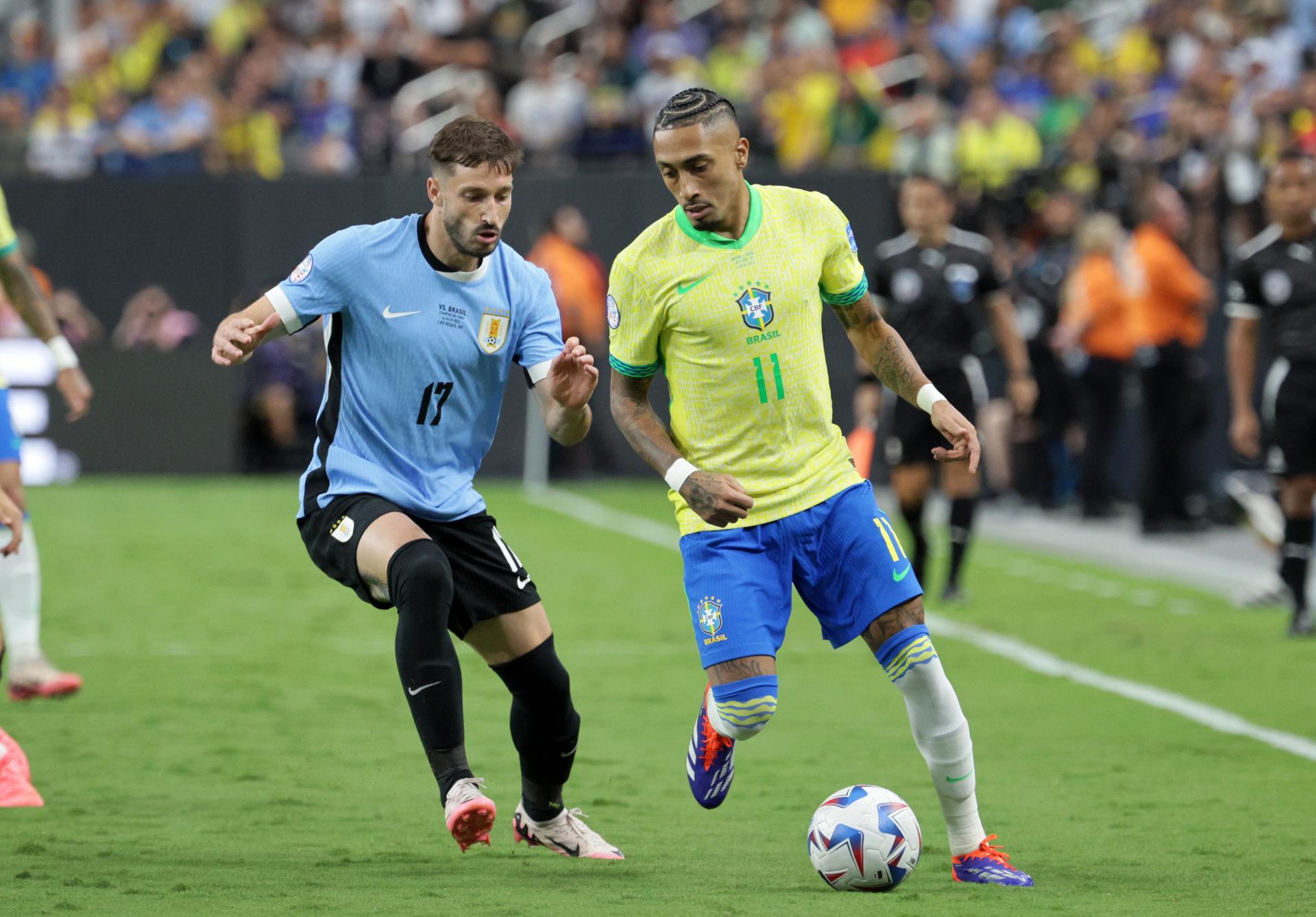 Raphinha Dias de Brasil (d) en acción contra Matias Viña de Uruguay (i) durante un partido de la Copa América 2024- EFE/EPA/ALLISON DINNER 