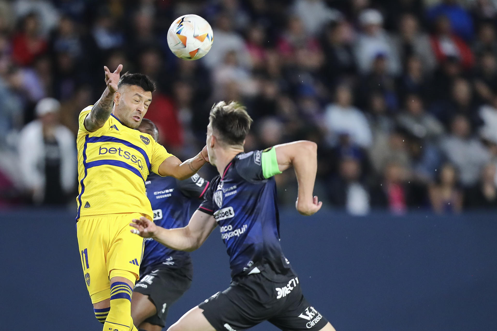 Richard Schunke (d), de Independiente del Valle de Ecuador, fue registrado este miércoles, 17 de julio, al disputar un balón con Lucas Janson, de Boca Juniors de Argentina, durante el partido de ida de esta llave de los 'playoff' para acceder a los octavos de final de la Copa Sudamericana, en el estadio Rodrigo Paz Delgado de Quito (Ecuador). EFE/José Jácome 