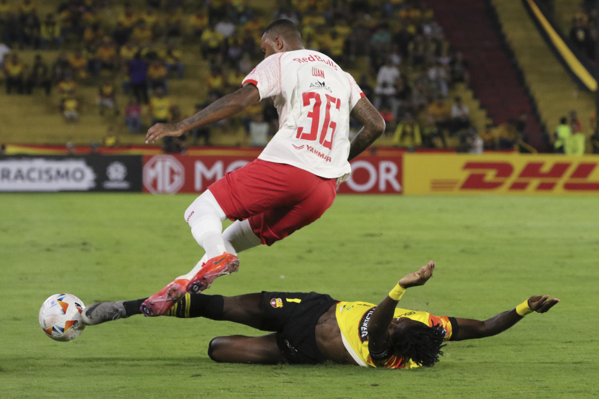 Adonis Preciado (abajo), del Barcelona de Ecuador, fue registrado este miércoles, 17 de julio, al disputar un balón con Luan Cândido, del Bragantino de Brasil, durante el partido de ida de esta llave de los 'playoff' para acceder a los octavos de final de la Copa Sudamericana, en el estadio Monumental de Guayaquil (Ecuador). EFE/Jonathan Miranda 