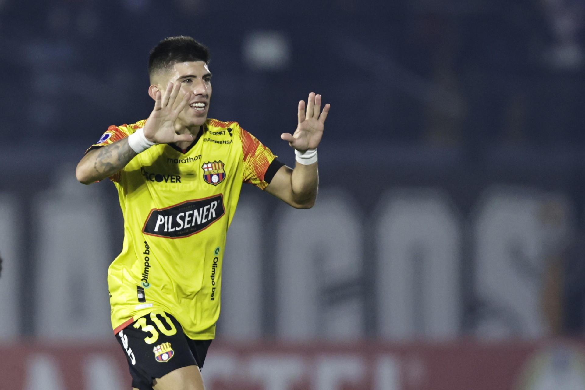 Braian Oyola, del Barcelona de Ecuador, fue registrado este miércoles, 24 de julio, al celebrar un gol que le anotó al Brasgantino de Brasil, durante el partido de vuelta de esta llave de 'playoff' por un cupo en los octavos de fina de la Copa Sudamericana, en el estadio Nabi Abi Chedid de Braganca Paulista (Brasil). EFE/Isaac Fontana 