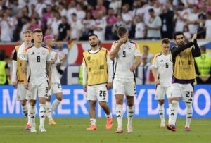 Jugadores de la selección alemana lamentan la eliminación del equipo en los cuartos de final de la Eurocopa 2024 a manos de España. EFE/EPA/RONALD WITTEK