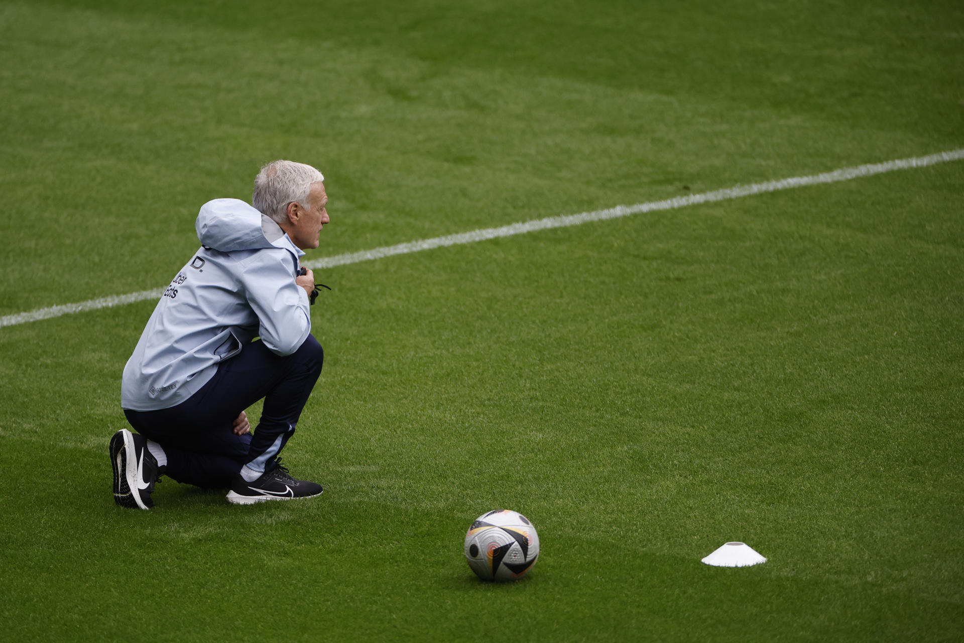 Didier Deschamps, seleccionador de fútbol de Francia -próximo rival de España, en semifinales-, durante un entrenamiento de su equipo en la Eurocopa de Alemania. EFE/Alberto Estevez 