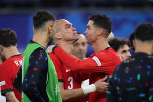 Cristiano Ronaldo (d) lamenta junto a Pepe (i) la eliminación de Portugal en la Eurocopa 2024. EFE/EPA/MIGUEL A. LOPES