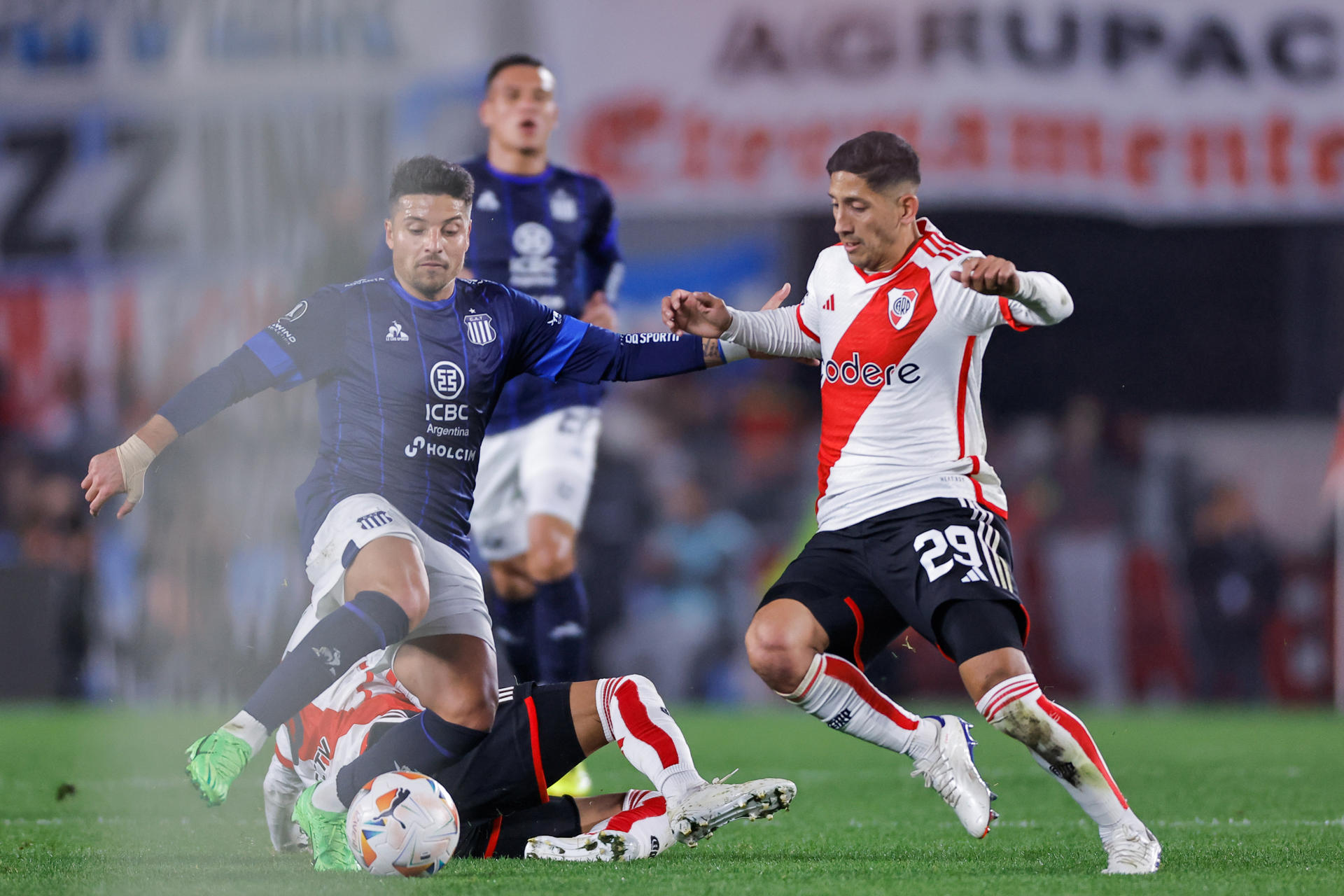 Rodrigo Aliendro (d) de River disputa el balón con Sebastián Palacios de Talleres en el partido de octavos de final de la Copa Libertadores. EFE/Juan Ignacio Roncoroni 
