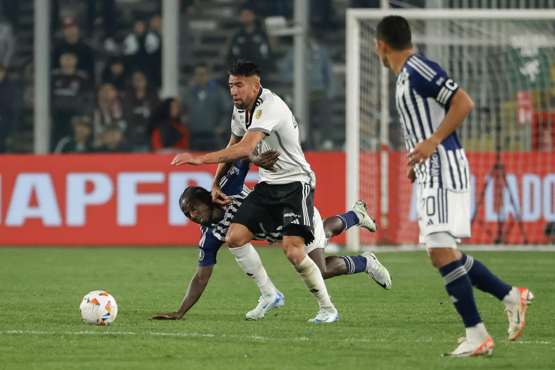 Mauricio Isla (d), de Colo Colo, disputa un balón con Yimmi Chará, de Junior, en la ida de octavos de final de la Copa Libertadores en el estadio Monumental en Santiago (Chile). EFE/ Elvis González 